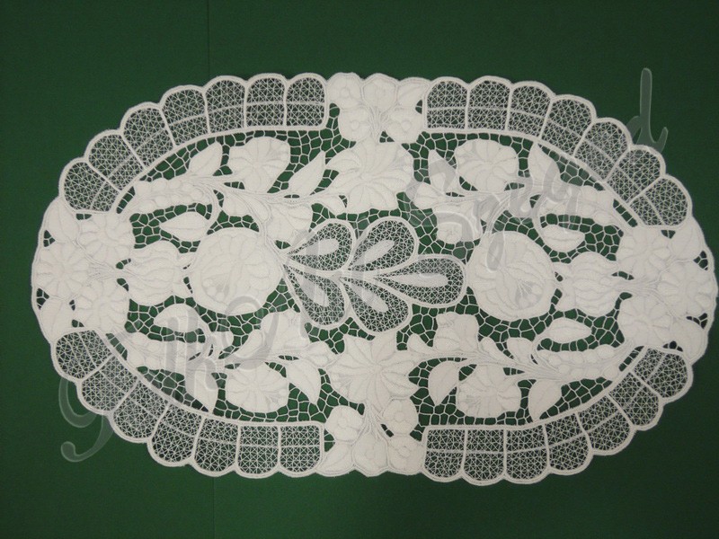 249. Kalocsai, rishelt szélű alátét, fehér virágos, ovál, 30 x 50 cm