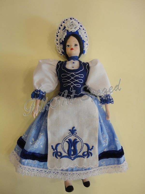 91. Porcelán baba kékfestő népi viseletben, 25 cm