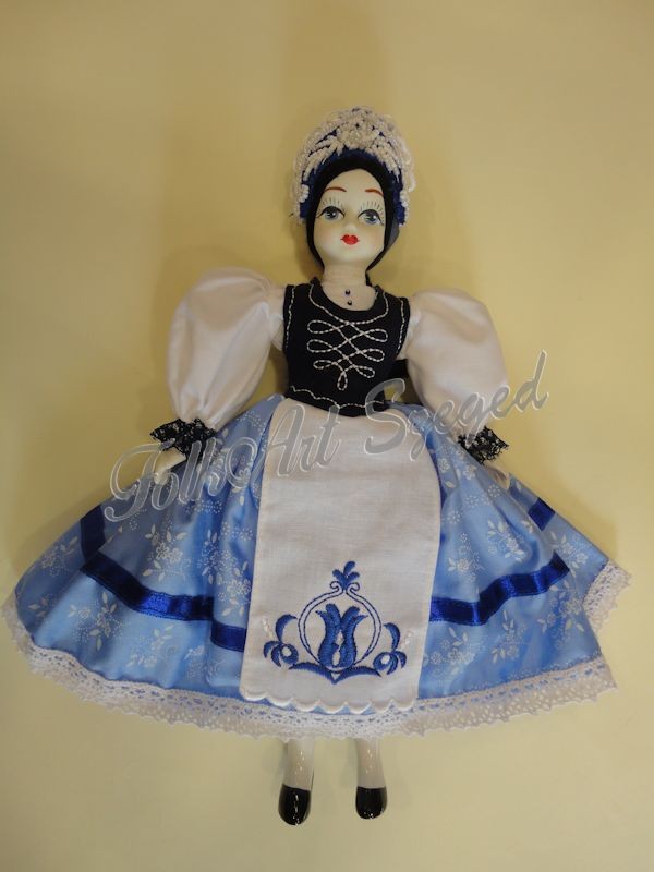 92. Porcelán baba kékfestő népi viseletben, 30 cm
