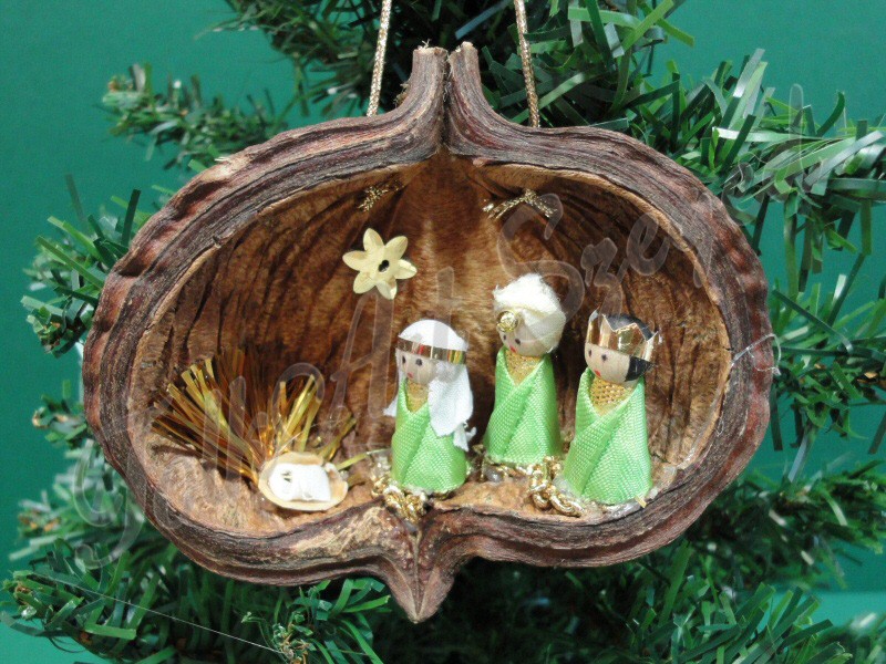 590. Karácsonyi, kézműves fenyődísz termésből, Három királyok, zöld, 10-11 cm