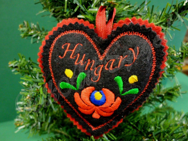 596. Karácsonyi, kézműves, filc szív fenyődísz, "Hungary" felirattal, fekete, színes hímzéssel, 10 cm