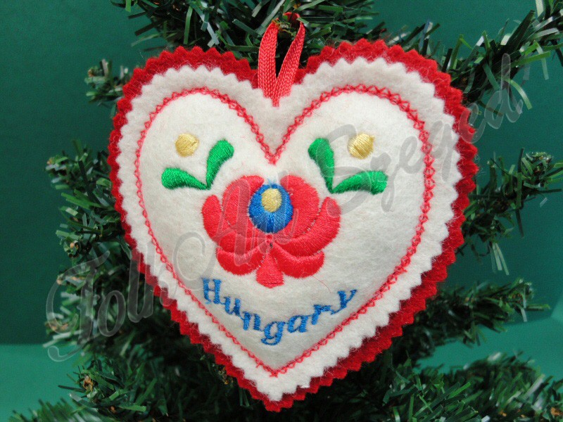 597. Karácsonyi, kézműves, filc szív fenyődísz, "Hungary" felirattal, fehér, színes hímzéssel, 10 cm