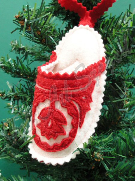 609. Karácsonyi, filc szűrrátétes papucs fenyődísz, fehér-piros, 12 cm