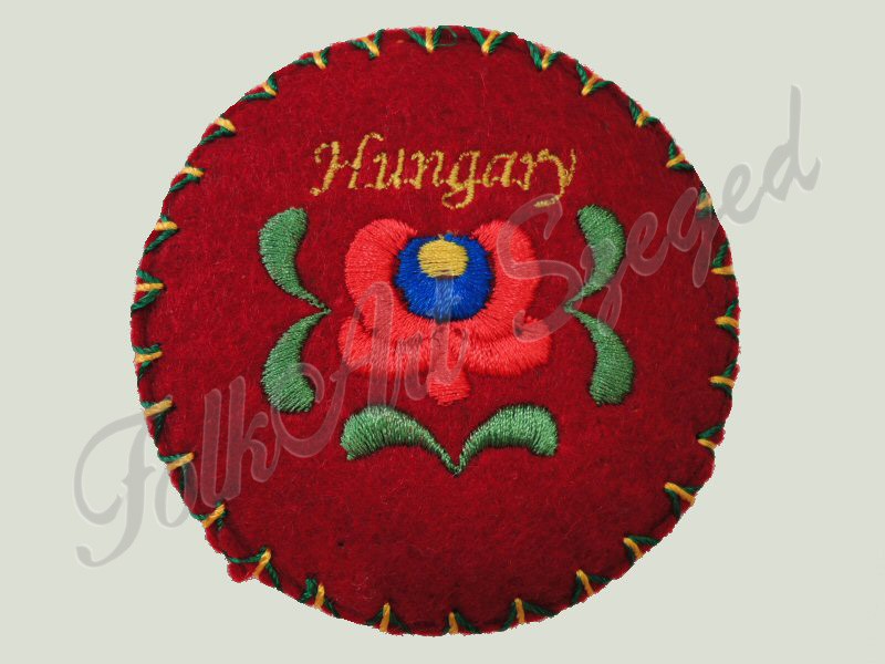 695. Hímzett, filc doboz matyó mintával, "Hungary" felirattal, piros, kerek, 7 cm