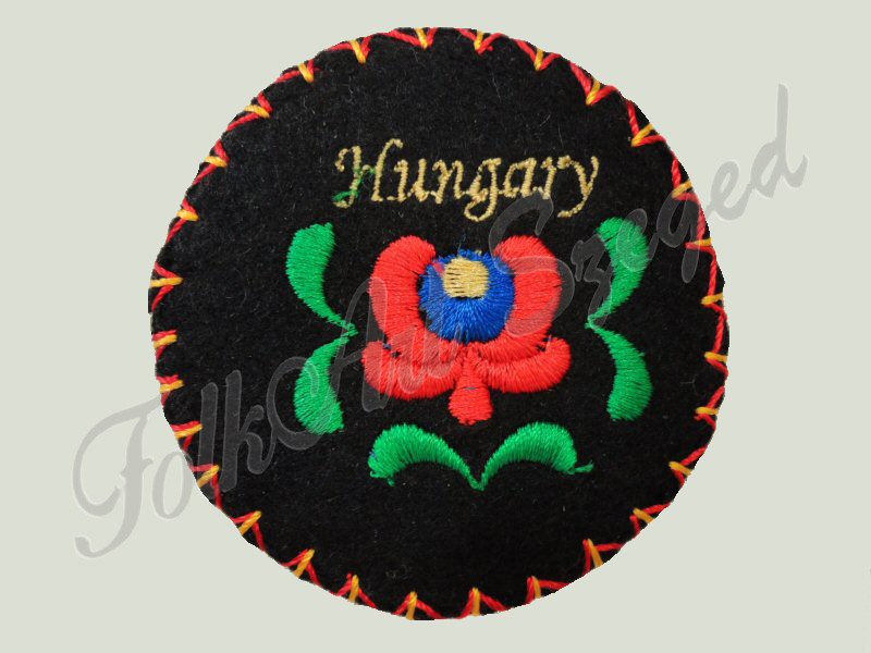 698. Hímzett, filc doboz matyó mintával, "Hungary" felirattal, fekete, kerek, 10 cm