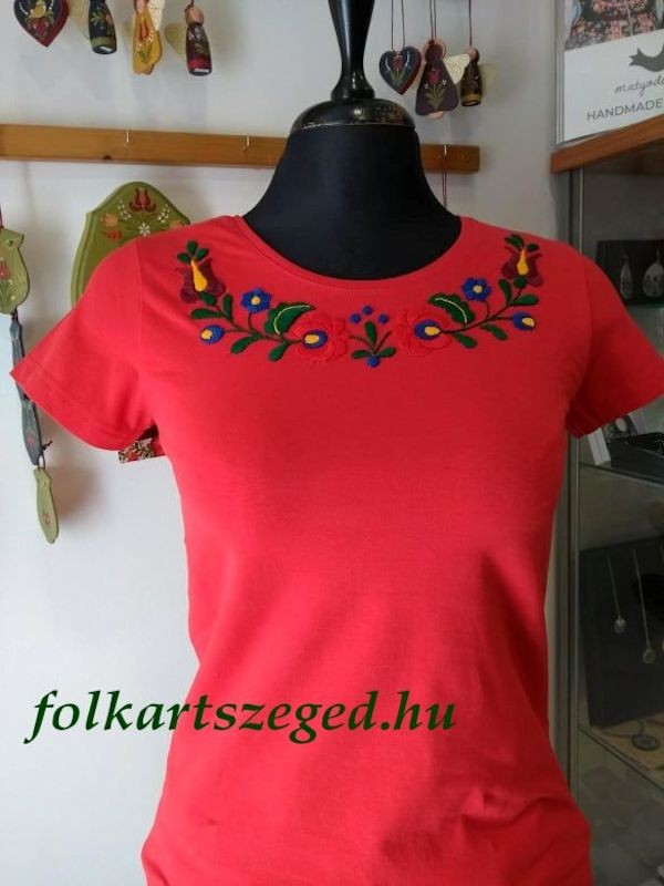 960.   Hímzett női póló, piros alapon színes matyó mintával