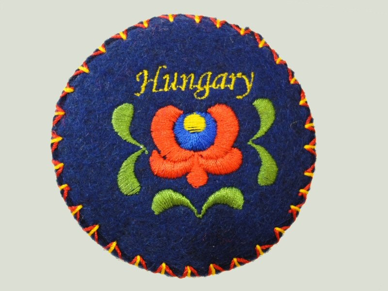 697. Hímzett, filc doboz matyó mintával, "Hungary" felirattal, kék, kerek, 7 cm