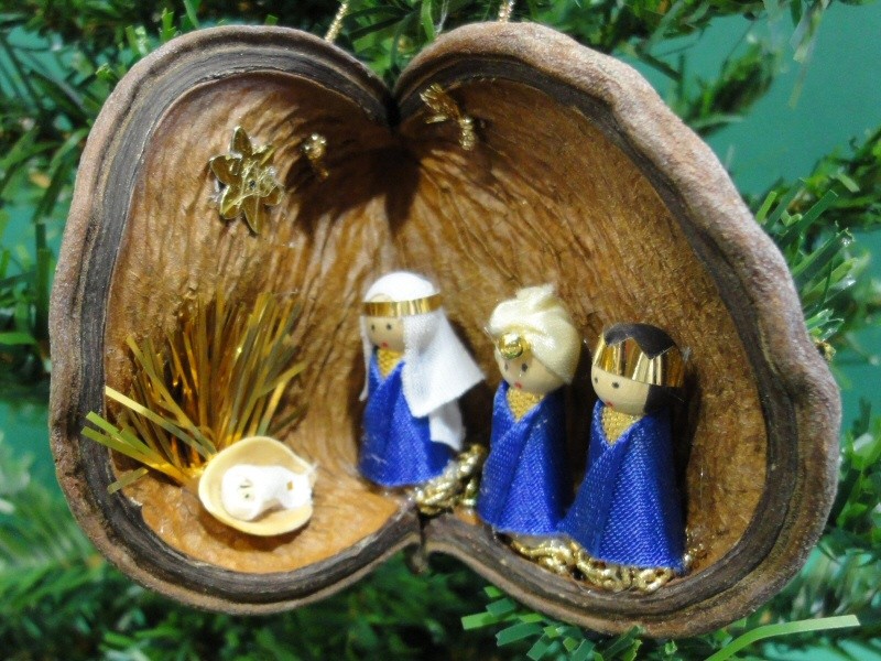 593. Karácsonyi, kézműves fenyődísz termésből, Három királyok, kék, 10-11 cm