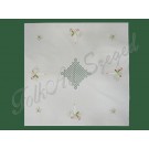 567. Karácsonyi hímzett azsúros terítő, varrott széllel, 90 x 90 cm
